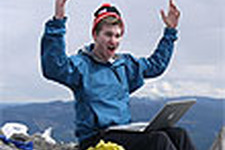 本日の一枚『標高2425mの山頂でDiablo 3をプレイするオードリー若林似のゲーマー』 画像