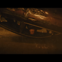 横転した車内に響く正義の足音！『バットマン：アーカム・ナイト』で新作映画の名シーンを完全再現