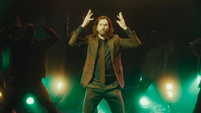 今宵、アラン先生が踊り歌う―『Alan Wake 2』作中ミュージカル「Herald of Darkness（闇の使者）」公式MV登場